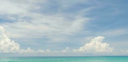 panorama paisaje de tropical verano playa arena y hermosa cielo antecedentes. foto