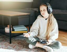 pequeño niña jugando en juegos consola foto