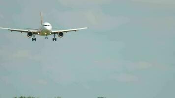 Ámsterdam, el Países Bajos julio 26, 2017 - aerobús a319 de easyjet que se acerca antes de aterrizaje a Schiphol aeropuerto, Amsterdam. turismo y viaje concepto video