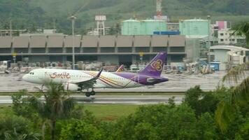 Phuket, Tailandia dicembre 5, 2016 - tailandese Sorridi airbus a320 atterraggio con il momento il atterraggio Ingranaggio tocchi il pista di decollo a Phuket internazionale aeroporto hkt. tailandese Sorridi tailandese regionale linea aerea video