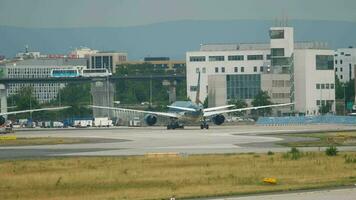 francoforte am principale, Germania luglio 17, 2017 - sognatore boeing 787 Vietnam le compagnie aeree Taxi dopo atterraggio a il terminale a francoforte internazionale aeroporto, Germania fra. turismo e viaggio concetto. video