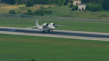 Sotschi, Russland August 02, 2022 - - Ladung Flugzeug Antonow ein 72, rf 72963 Landung und Bremsung beim Sotschi Flughafen video