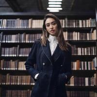 hermosa africano americano negro mujer con biblioteca en fondo, generativo ai foto