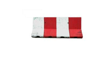 hormigón barrera en blanco fondo rojo y blanco bloquear en calle. foto
