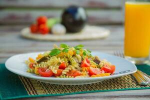 italiano pasta con vegetales foto