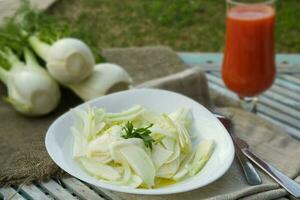 Fresco hinojo ensalada con limón jugo, aceituna petróleo y perejil foto