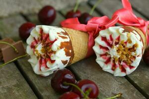 Cereza vainilla helado con caramelo Adición. de cerca foto