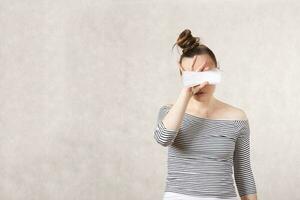 un joven mujer y un todos los días pantyliner foto