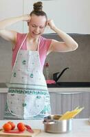 joven ama de casa en el cocina foto