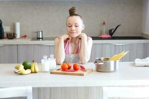 joven ama de casa en el cocina foto