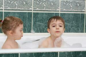 niños de cuatro y Siete años antiguo en el baño. foto