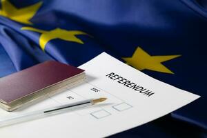 UE referéndum votación papel, negro bolígrafo, y pasaporte en el mesa. foto
