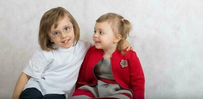 chico de cinco años y niña de 2 años son quedarse juntos. foto