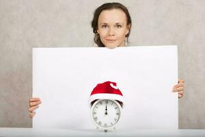 joven dama en Papa Noel claus sombrero foto