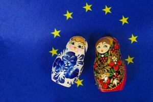 ruso matrioska muñecas en europeo bandera foto