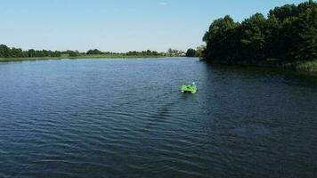 pedaal boot Aan de meer. persoon zwemmen pedaal boot Aan de meer in de Woud. zomer tijd. zwemmen Aan de meer. video