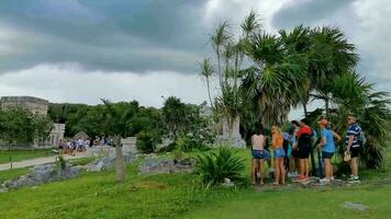 tulum quintana roo Messico 2023 antico tulum rovine Maya luogo tempio piramidi artefatti paesaggio marino Messico. video