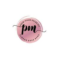 pm inicial letra escritura logo con circulo cepillo modelo vector