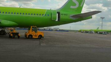 Moskau, Russisch Föderation Juli 24, 2021 - - Aussicht von das Flugplatz von das International Flughafen Domodedowo, Moskau DM. Flugzeuge beim Flughafen, Aussicht von ziehen um Bus. video