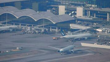 hong kong novembre 10, 2019 - boeing 777 di catay Pacifico rullaggio su il pista di decollo a hong kong aeroporto. concetto di internazionale voli, turismo e viaggio video