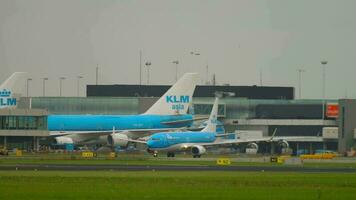 Amsterdam, de Nederland juli 27, 2017 - boeing 737 vliegmaatschappij klm ritten Aan de taxi weg in voorkant van de luchthaven terminal. reizen concept video