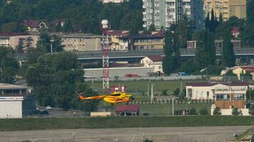 sochi, Russia luglio 31, 2022 - metraggio di elicottero milioni mi 8 di arte avia atterraggio a sochi aeroporto. elicottero su il sfondo di il città video