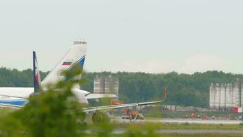 novosibirsk, ruso federación julio 15, 2022 - aerobús a320 de smartavi acelera a tomar apagado a tolmachevo aeropuerto. avión partida, lado vista. turismo y viaje concepto video