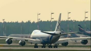 Moscú, ruso federación julio 30, 2021 - boeing 747 puente aéreo de carga salida a sheremetyevo aeropuerto, Moscú. carga portador velocidad arriba antes de quitarse a amanecer o oscuridad video