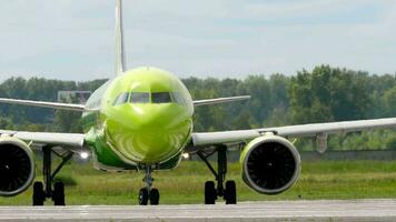 novosibirsk, russo federação Julho 15, 2022 - Civil avião do s7 companhias aéreas taxiando em a pista às tolmachevo aeroporto. aeronave em a taxiway. turismo e viagem conceito video