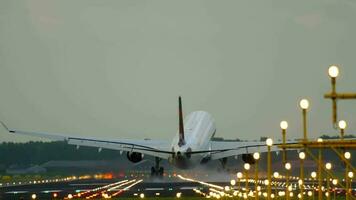 aereo approdo, toccante giù e frenata con Fumo. atterraggio luci illuminare il pista di decollo. cinematico metraggio di aereo volo arrivo video