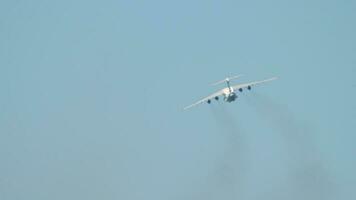 lourd transport quatre moteur avion montée après décoller, arrière voir. polyvalent turboréacteur stratégique avion video