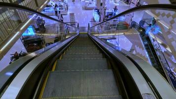 Bewegung von ziehen um Rolltreppe video