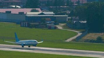 sochi, Rusia julio 28, 2022 - pasajero avión boeing 737 de pobeda llegada, frenado después aterrizaje a Sochi aeropuerto, lado vista. turismo y viaje concepto video