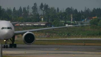 Moscú, ruso federación julio 29, 2021 - boeing 777 de viento del norte aerolíneas rodaje a sheremetyevo aeropuerto, frente vista. avión en el aeródromo. turismo y viaje concepto. video