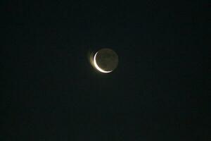 noche creciente Luna iluminado por luz de sol foto