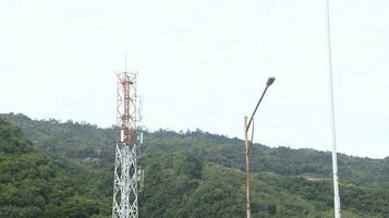 comunicación edificio antena con un fondo de montañas y cielo foto