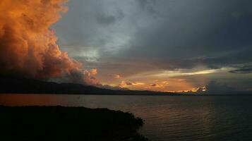 dorado nubes en el noche día con puestas de sol foto