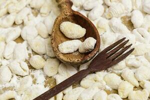 hecho en casa Gnocchi, preparado en el mesa con ingredientes. foto