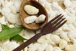 hecho en casa Gnocchi, preparado en el mesa con ingredientes. foto