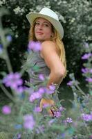 bonito rubia mujer con sombrero y hermosa actitud en naturaleza foto