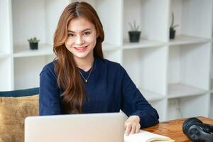 contento joven latín hembra Universidad estudiante estudiando en línea remotamente distancia Universidad seminarios web o vídeo llamada en tu ordenador portátil y utilizar tu computadora para un virtual reunión seminario a hogar o en instalaciones. foto