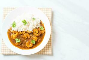 camarones al curry sobre arroz foto