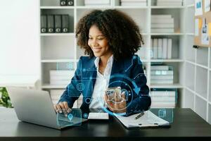 africano mujer utilizando charla larva del moscardón en teléfono inteligente inteligencia ai. charla con ai artificial inteligencia, desarrollado por abierto generar. robot en en línea sistema. en oficina foto