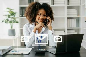 mujer manos utilizando computadora portátil, tableta mecanografía en teclado y surf el Internet con correo electrónico icono, correo electrónico márketing concepto, enviar correo electrónico o Boletin informativo, en línea trabajando Internet red tecnología. foto