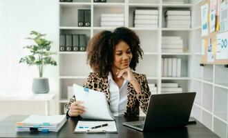 negocio mujer utilizando tableta y ordenador portátil para haciendo matemáticas Finanzas en un oficina escritorio, impuesto, informe, contabilidad, Estadísticas, y analítico investigación concepto en oficina foto