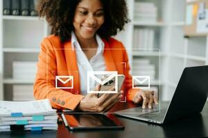 mujer manos utilizando computadora portátil, tableta mecanografía en teclado y surf el Internet con correo electrónico icono, correo electrónico márketing concepto, enviar correo electrónico o Boletin informativo, en línea trabajando Internet red tecnología. foto