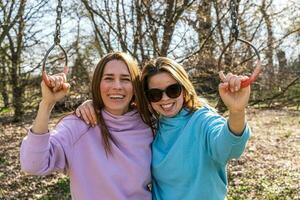 Pareja de hembra Atletas relajante mientras hacer ejercicio a al aire libre anillos foto