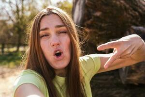 hermosa mujer tomando selfie al aire libre - durante un contento caminar en el campo foto