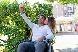 hermosa medio Envejecido Pareja toma un selfie con el inteligente teléfono a el coche lavar foto