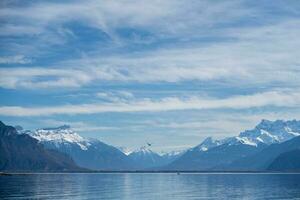 montaña y agua antecedentes vista. lago Ginebra vey, suiza foto
